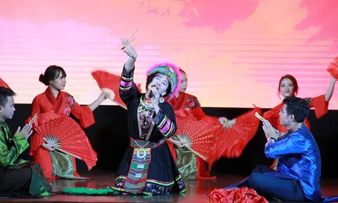 Đoàn đại biểu thanh niên tiêu biểu Việt Nam mang hầu đồng khoe với bạn bè quốc tế